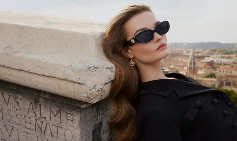 Modella con occhiali da sole neri Dolce&Gabbana Devotion sui tetti di Roma