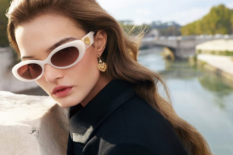 Modella con occhiali da sole bianchi Dolce&Gabbana sul lungotevere a Roma