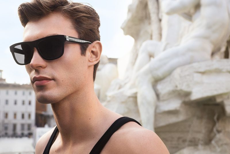 Modello con occhiali da sole neri Dolce&Gabbana davanti a una fontana di Roma