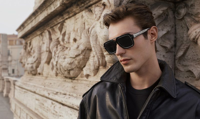 Modello con occhiali da sole Dolce&Gabbana e giubbotto di pelle a Roma