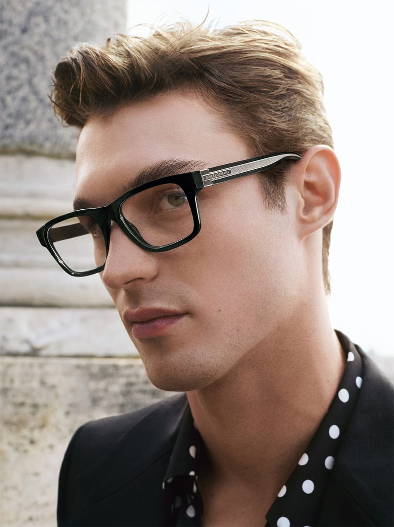 Modello con occhiali da vista neri Dolce&Gabbana