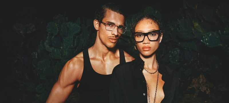 Coppia con occhiali da vista DSQUARED2 su sfondo scuro di piante grasse