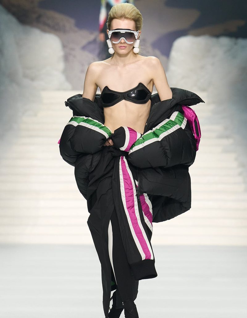 Modella in sfilata DSQUARED2 con occhiali a maschera bianchi