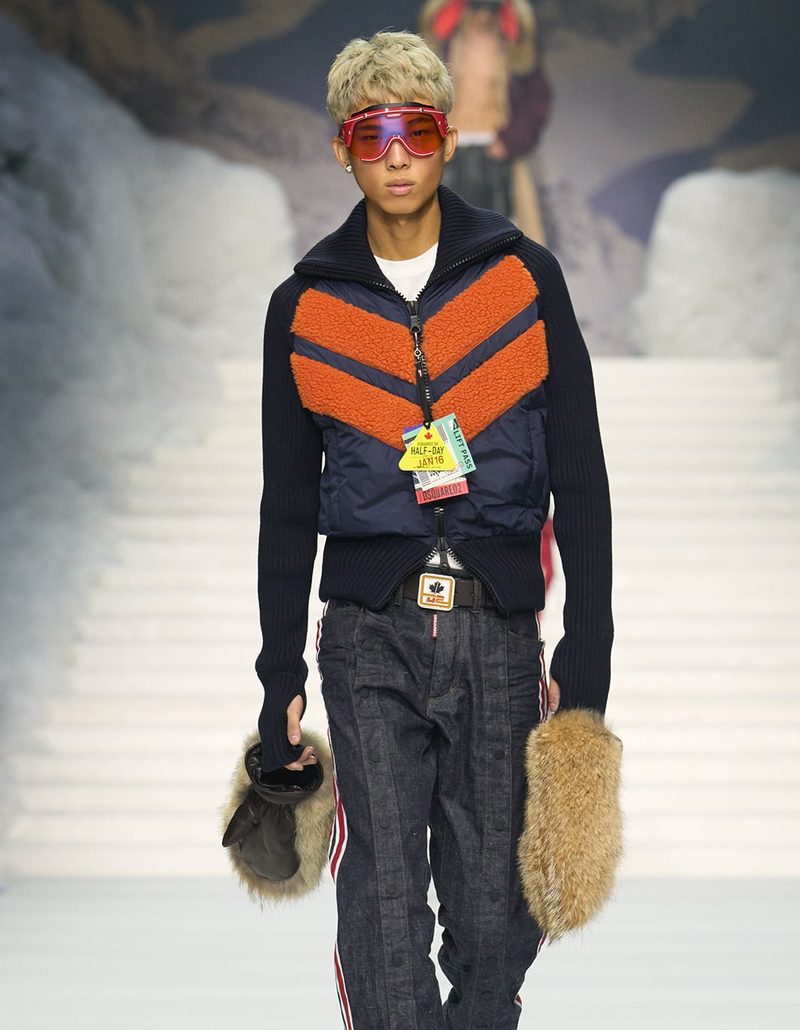 Modello in sfilata DSQUARED2 con occhiali a maschera rossi