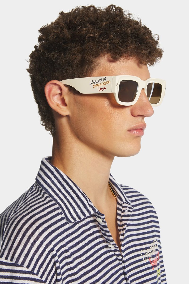 Ragazzo di profilo con occhiali da sole DSQUARED2 Summer Lovers bianchi