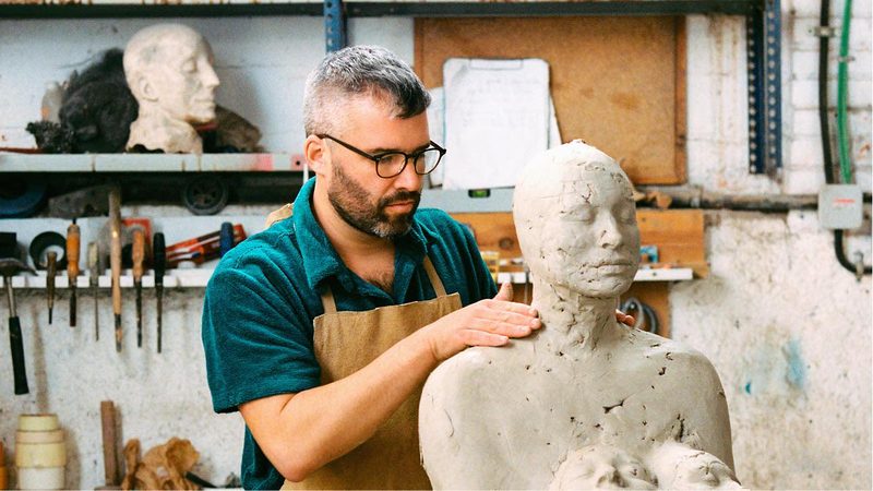 Scultore con occhiali da vista Etnia Barcelona nel suo laboratorio