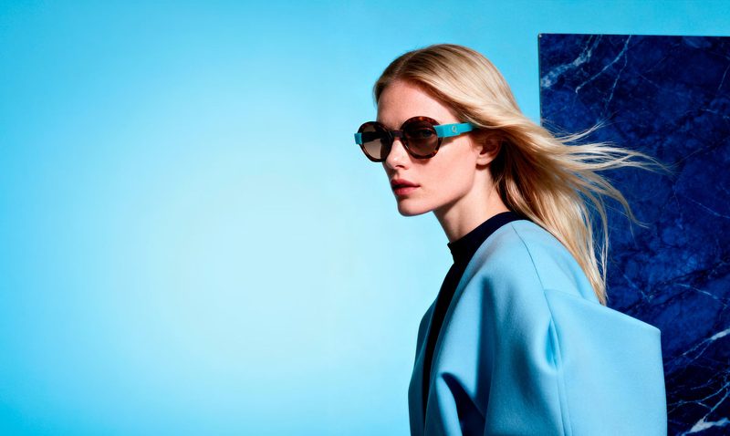 Modella con occhiali da sole Etnia Barcelona Chroma su fondo azzurro