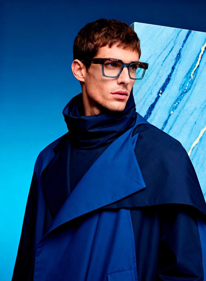 Modello con occhiali da vista Etnia Barcelona Chroma e cappotto blu