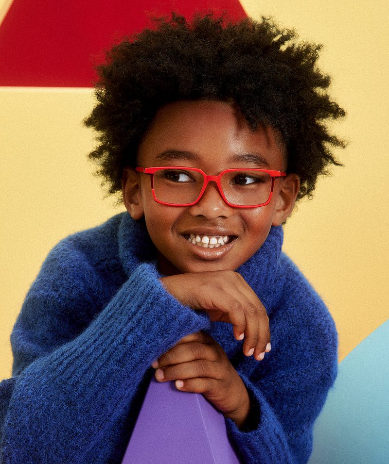 Bambino sorridente con occhiali da vista rossi Etnia Barcelona Kids