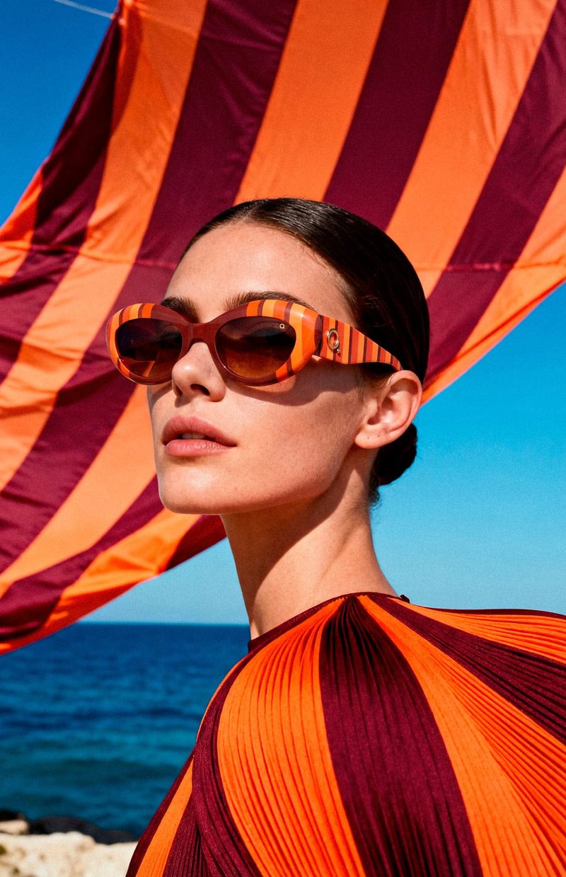 Modella con occhiali da sole a righe Etnia Barcelona Ibiza al mare