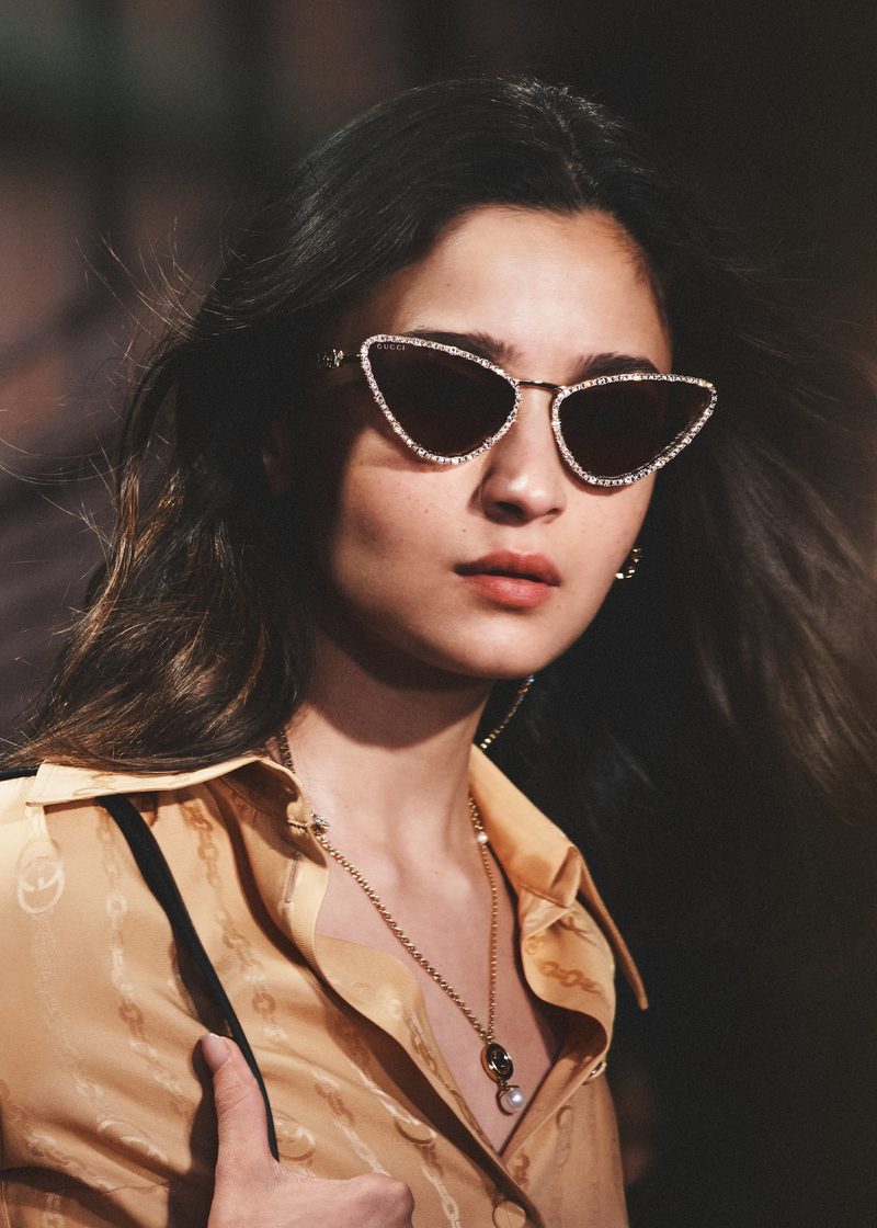 Donna con occhiali da sole Gucci cat-eye in metallo con cristalli