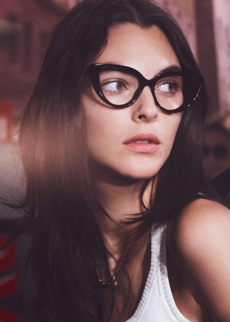 Donna con occhiali da vista Gucci cat-eye neri