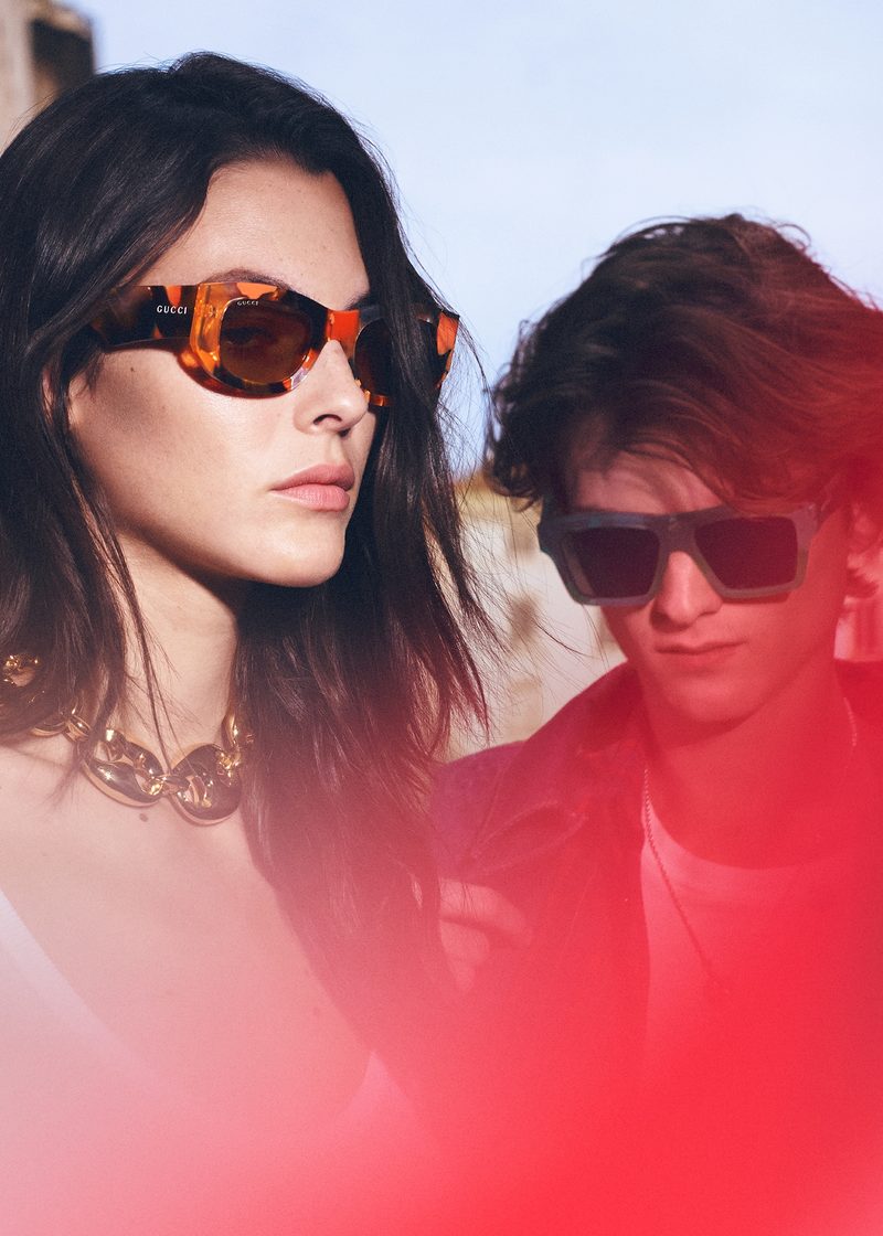 Donna e ragazzo con occhiali da sole Gucci all'aperto