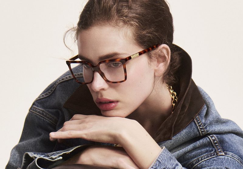 Modella con occhiali da vista tartarugati Liu Jo e giacca di jeans
