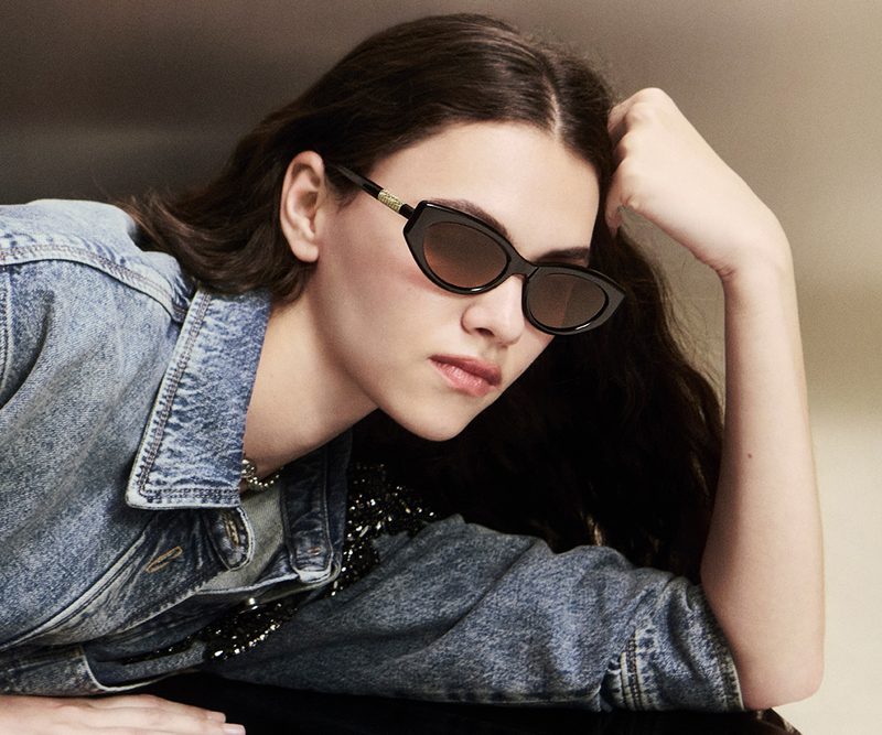 Modella con occhiali da sole cat-eye neri Liu Jo