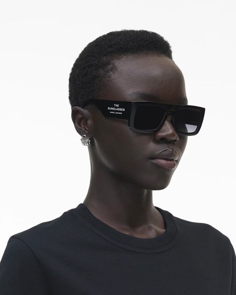 Modella con occhiali da sole neri Marc Jacobs The Flat Top