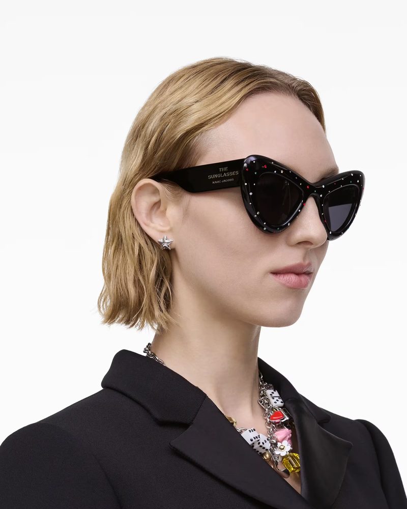 Modella con occhiali da sole Marc Jacobs a farfalla con cristalli