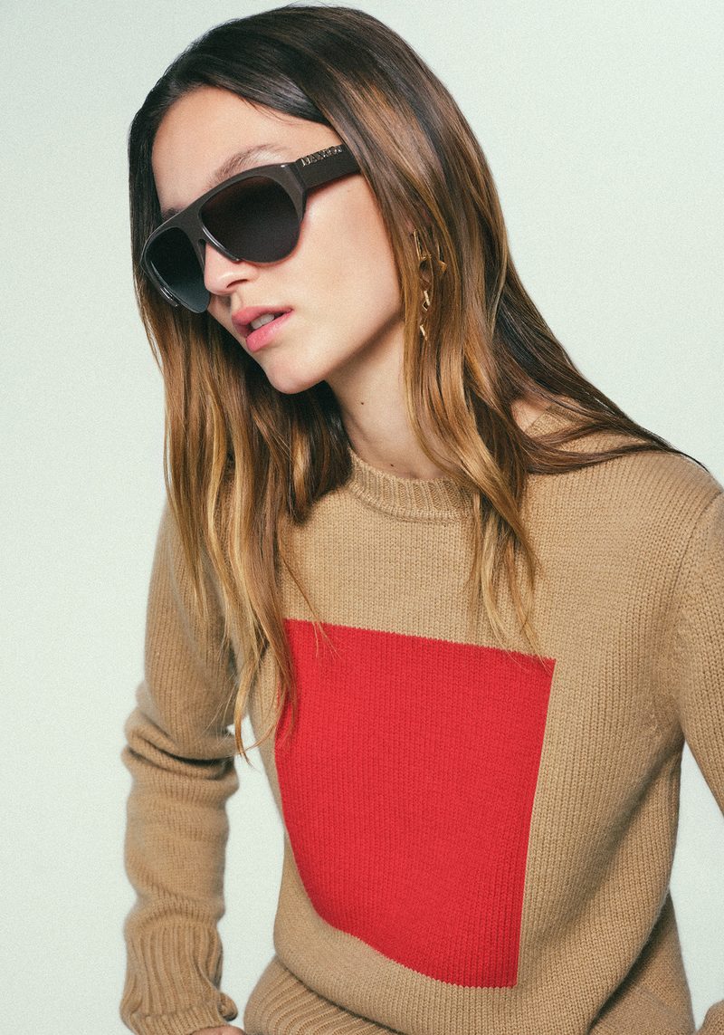 Modella con occhiali da sole scuri MAX&Co. e maglione color cammello