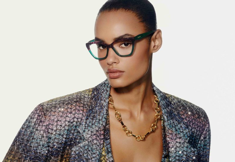 Modella con occhiali da vista Missoni viola e verdi e giacca in maglia multicolore