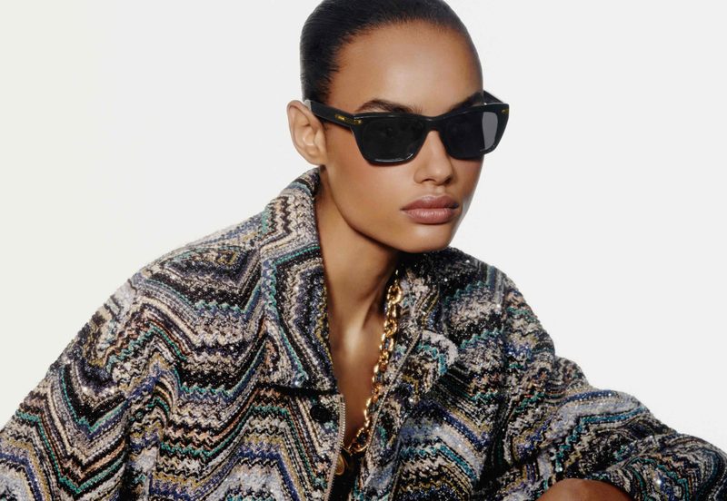Modella con occhiali da sole Missoni neri e giacca a zigzag