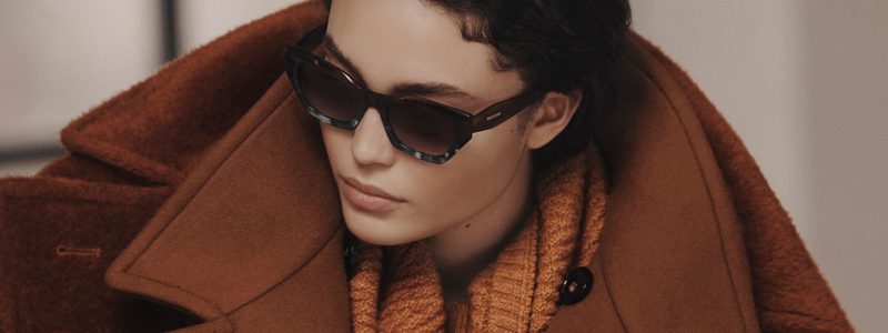 Donna con occhiali da sole Missoni cat-eye tartarugati e cappotto color ruggine