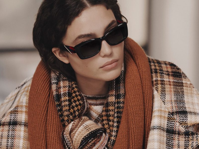 Donna con occhiali da sole Missoni neri rettangolari e cappotto a quadri