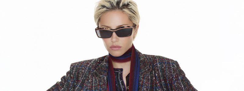 Modella bionda con occhiali da sole Missoni rettangolari tartarugati
