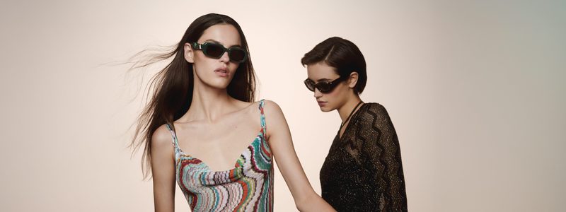 Due modelle con occhiali da sole Missoni nella campagna primavera-estate 2025