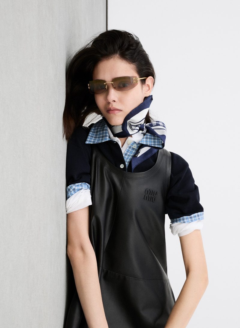 Donna con occhiali da sole Miu Miu in metallo dorato e foulard