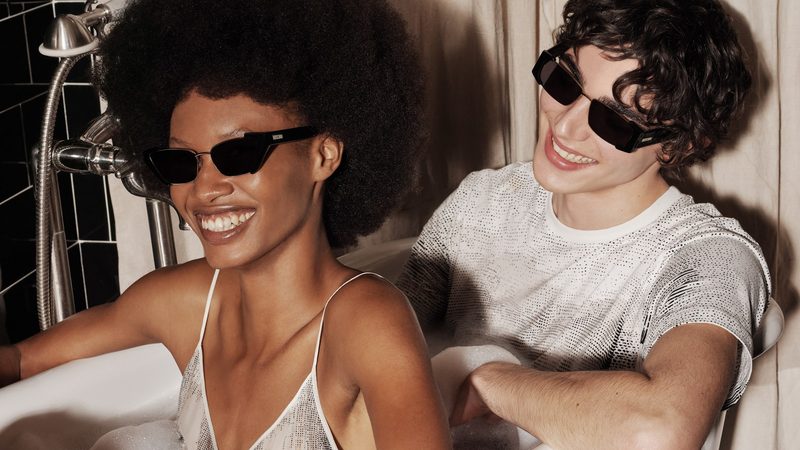 Donna e uomo con occhiali da sole Moschino neri in una vasca da bagno