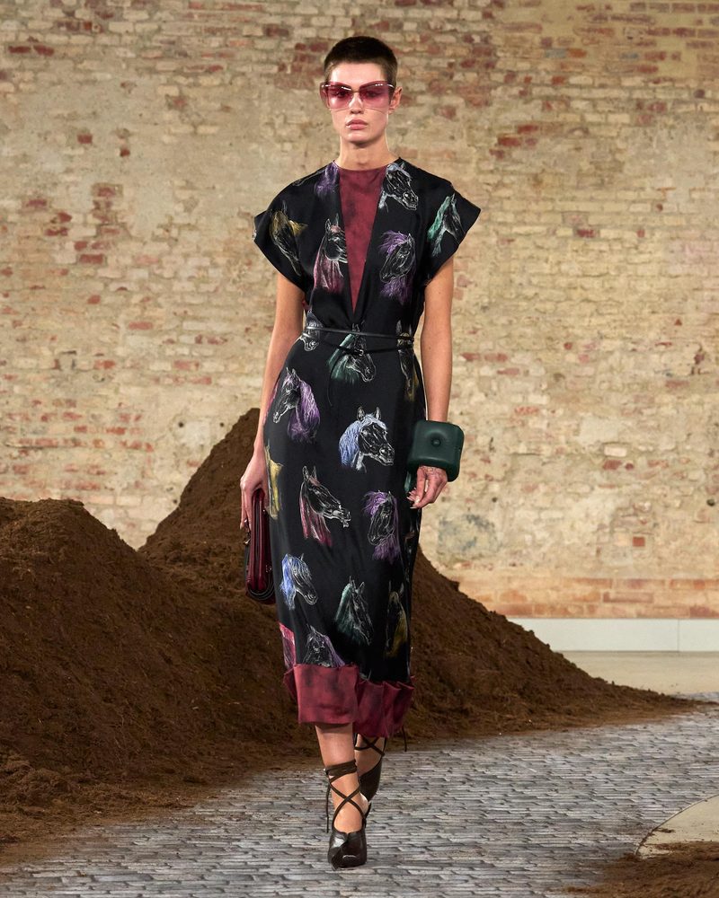 Modella con occhiali da sole rosa alla sfilata Moschino autunno-inverno 2026