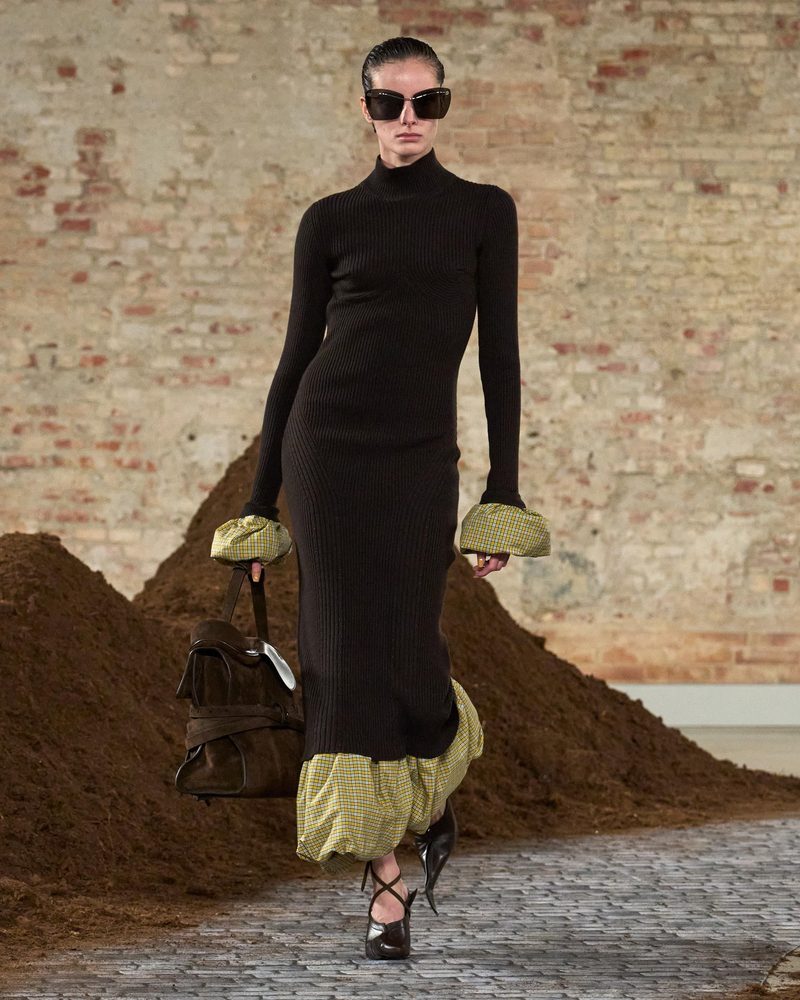 Modella con occhiali da sole neri alla sfilata Moschino autunno-inverno 2026