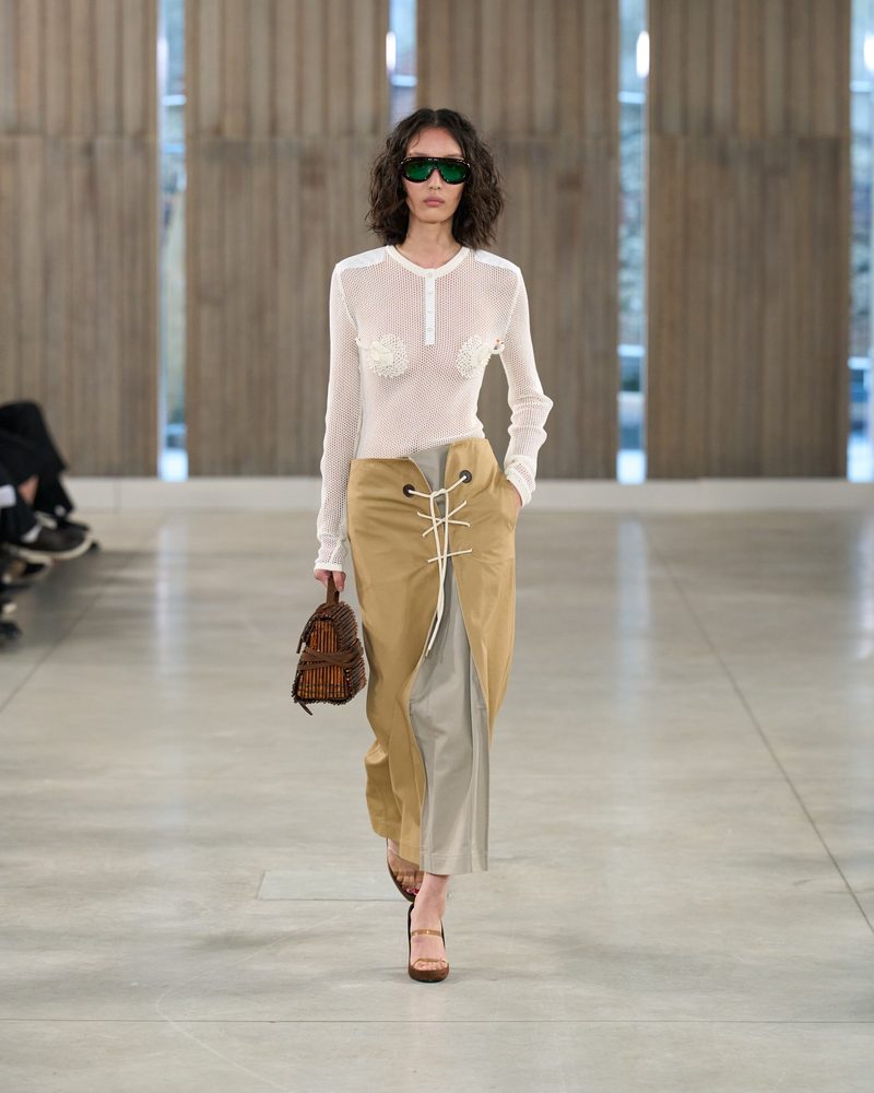 Modella con occhiali da sole a lenti verdi alla sfilata Moschino primavera-estate 2026
