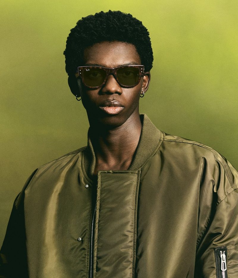 Uomo con occhiali da sole Ray-Ban Mega Wayfarer e bomber verde