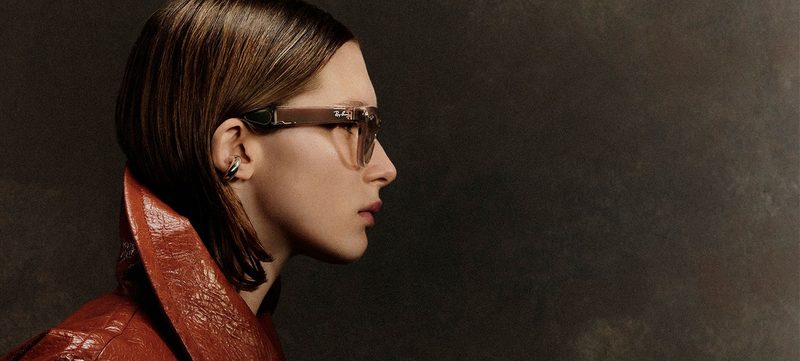 Donna di profilo con occhiali smart Ray-Ban Meta marroni