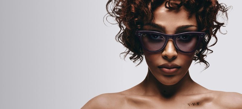 Donna con occhiali smart Ray-Ban Meta a lenti viola