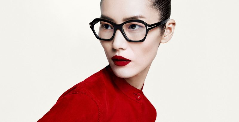 Donna con occhiali da vista Tom Ford neri geometrici e giacca rossa