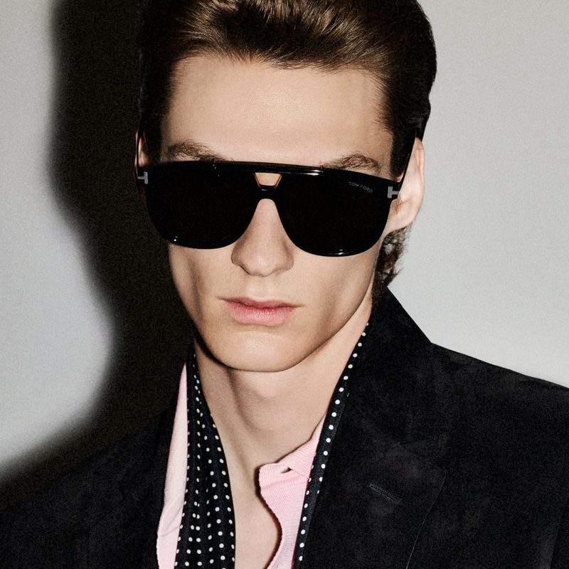 Uomo con occhiali da sole Tom Ford neri a doppio ponte e foulard a pois