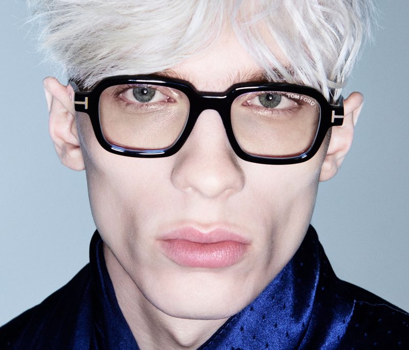 Uomo con occhiali da vista Tom Ford squadrati neri