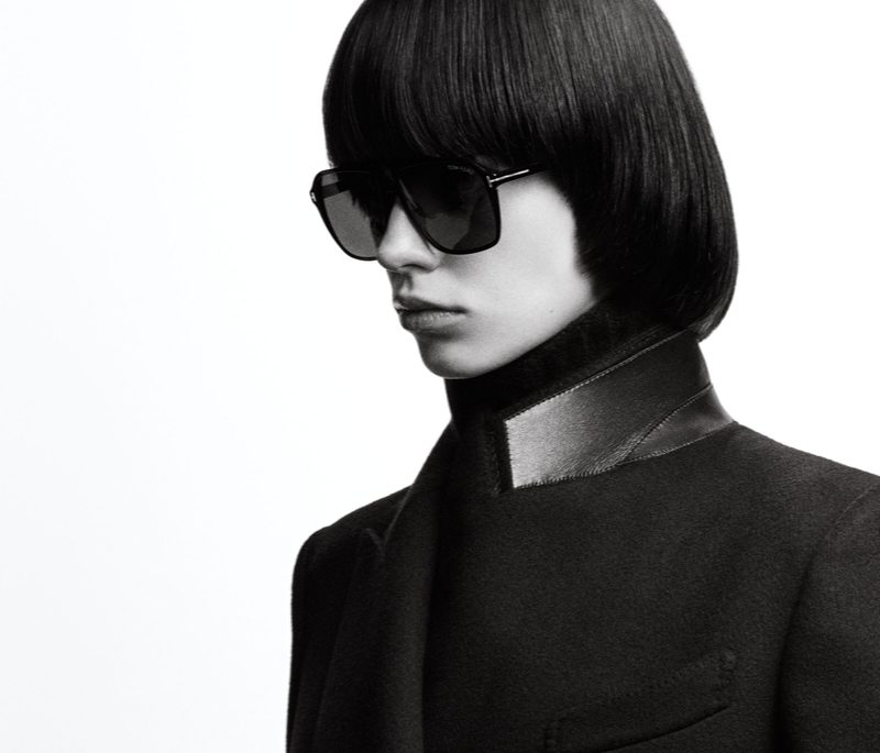 Donna con caschetto nero e occhiali da sole Tom Ford scuri