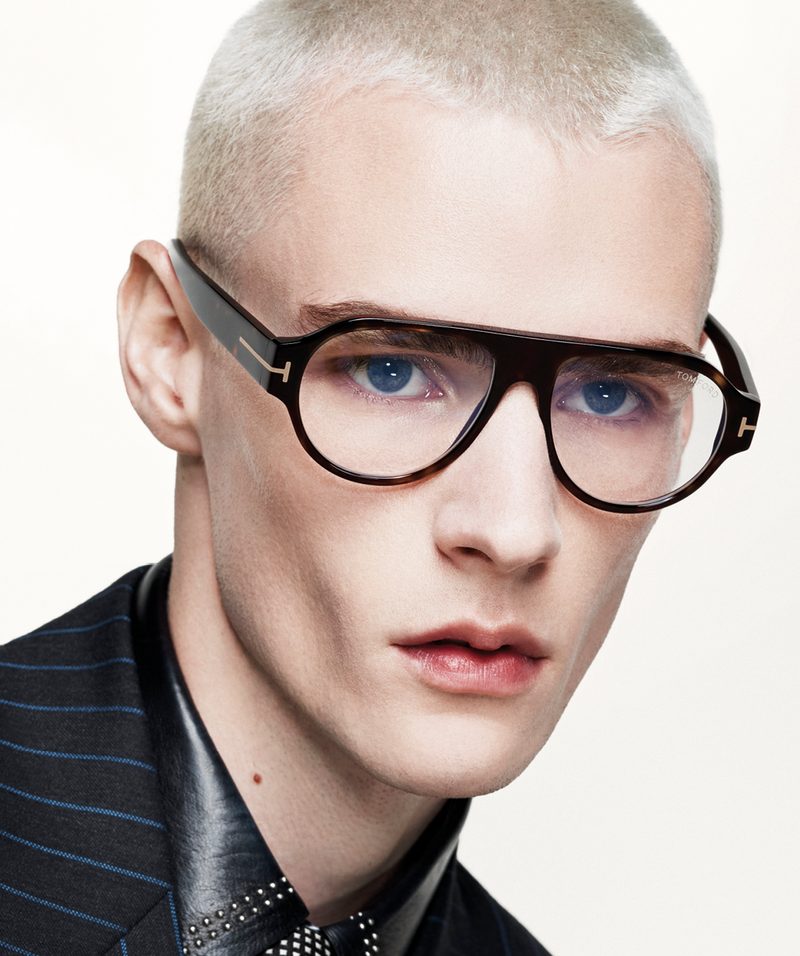 Uomo con occhiali da vista Tom Ford tartarugati a goccia