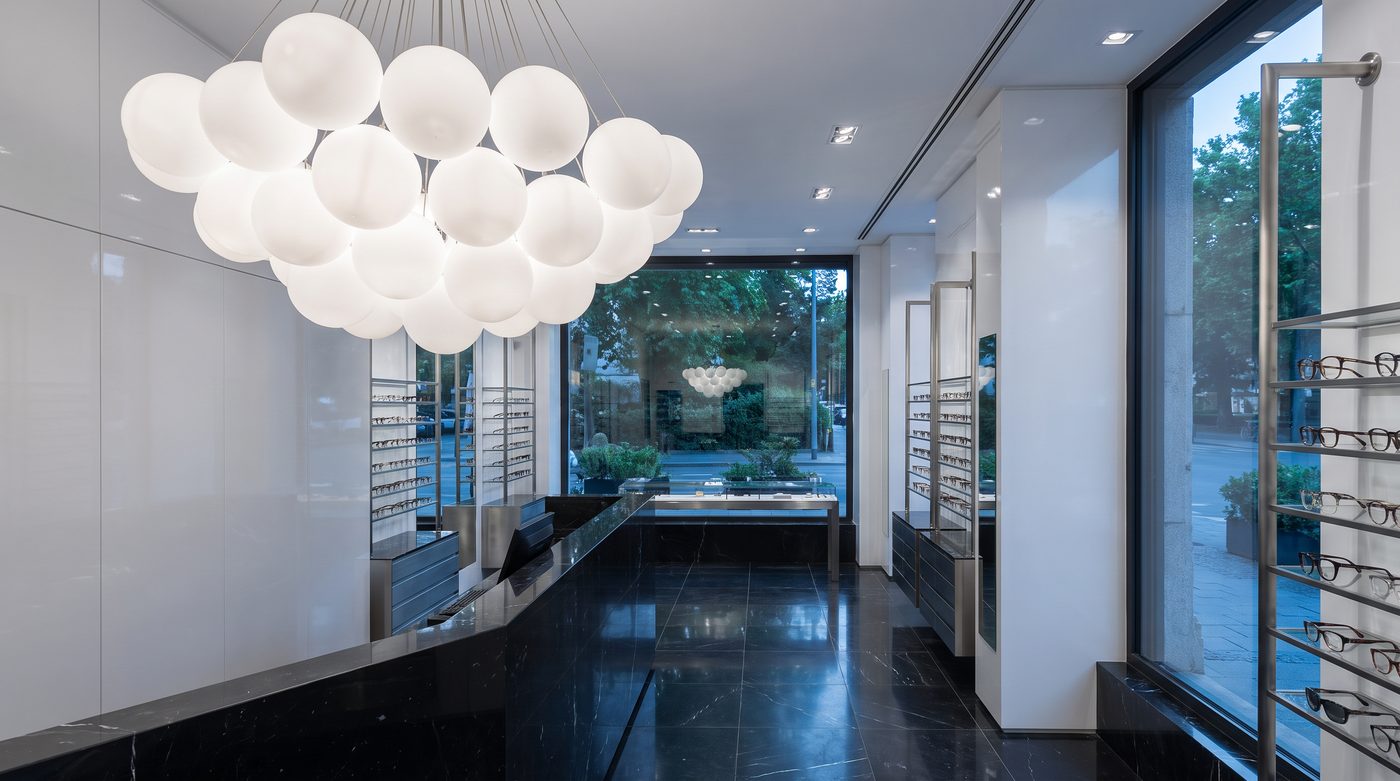 L'interno del negozio: il lampadario a sfere, il banco di marmo nero, le montature in vetrina